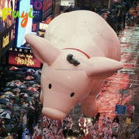 Mascotte gonflable géante cochon rose avec chapeau de chef, foulard rouge, ventre blanc et logo imprimé pour événements extérieurs et présentation de marque