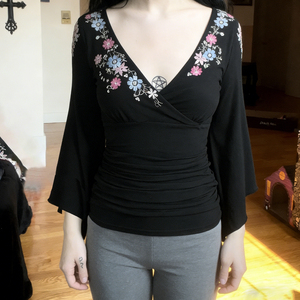 Camiseta Sexy Vintage de Manga Acampanada con Cuello en V, Bordado Floral en Contraste de Color y Cintura Ajustada, Fácil de Combinar - Product Image 4