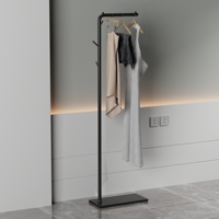 Porte-manteau sur pied en métal de style moderne et épuré, de luxe discret, avec plateau en pierre pour la maison