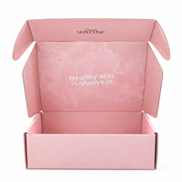 Boîte d'expédition en carton rose poudré pour emballage de produits de beauté, d'ambiance et de parfums, avec logo de marque et inscriptions
