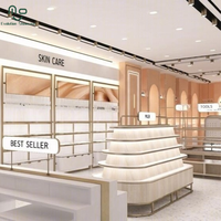 Plan de mise en espace de magasin de cosmétiques avec éclairage LED au design moderne, table de présentation de maquillage, vitrine