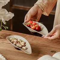 Assiette à thé en céramique motif feuille veinée sur pied en bois foncé, individuelle ou en paire, pour servir des noix, des cerises, des gâteaux de lune, style Japandi