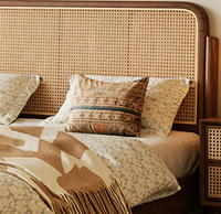 Lit Queen en rotin de design français avec tête de lit haute, sommier en bois massif naturel, lattes durables et luxueuses