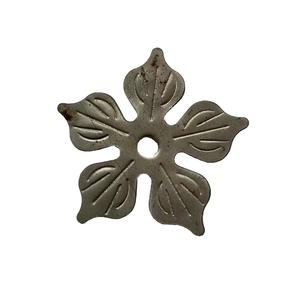 China fábrica puerta decoración adornos flores y hojas de hierro forjado para la decoración - Product Image 1