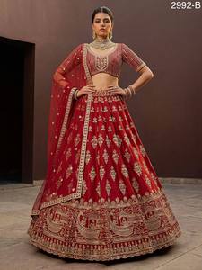 Fournisseur indien : Lehenga Choli évasé en soie slub royale avec blouse et dupatta de créateur, idéal pour les tenues de soirée ethniques, disponible à la vente - Product Image 5