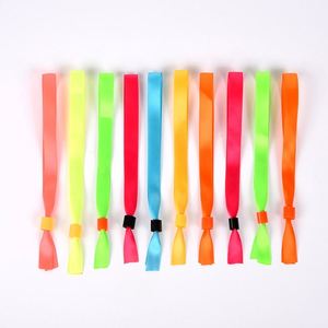 Bracelets en polyester écologiques OEM avec boucle en plastique pour événements scolaires et accès à la piscine - Product Image 3