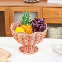 Geïndividualiseerde gegolfde PP rotan fruitkom met voet, decoratieve fruitmand voor aanrecht, snack- en snoepdisplaykom