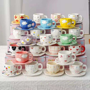 ชุดถ้วยกาแฟเซรามิกสุดหรูพร้อมจานรอง ของขวัญทางธุรกิจ ถ้วยอาหารเช้าทรงไม่สมมาตร ชุดลายเพ้นท์สีใต้เคลือบด้วยมือ - Product Image 1