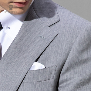 Abito da uomo grigio chiaro a righe con revers a punta, monopetto, formale, per affari e matrimoni - Product Image 3