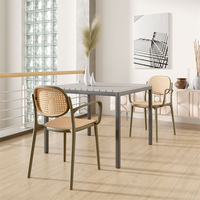 Table de salle à manger carrée noire moderne de qualité commerciale pour l'intérieur et l'extérieur, pour 4 personnes, avec plateau en plastique à lattes, résistante aux UV et imperméable