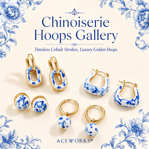 Galería de Aros Chinoiserie |   Pendientes de aro tipo huggie de latón chapado en oro de 18 quilates con esmalte |   Joyería con Efecto Cerámico Azul y Blanco Marmoleado - Product Image 1