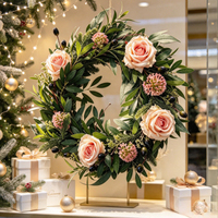 Harga Grosir Dekorasi Natal Karangan Bunga Buatan Zaitun Mawar Garland Tanaman Hijau Palsu dengan Buah Berry untuk Gantungan Pintu Depan
