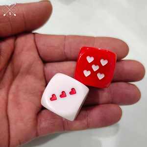 Dados de Acrílico Rojos y Blancos de 25 mm con Forma de Corazón para Juegos de Pareja, Venta al por Mayor - Product Image 2
