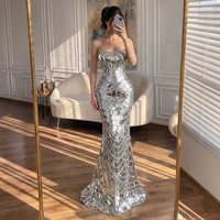 Robe de soirée sirène Serene Hill LA73693 argentée à fines bretelles avec éléments miroir, collection 2026, pour femme