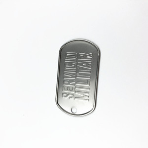 Pendentif personnalisé pour homme en alliage métallique, double face, moulé sous pression, avec logo 2D/3D et lettres, en forme de médaille militaire argentée - Product Image 3
