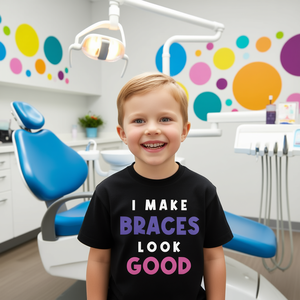 Camiseta con la frase "Hago que las orejetas de metal parezcan geniales" para niños con aparatos ortopédicos, regalo para ortodoncistas - Product Image 3