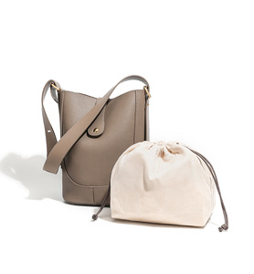 Sac fourre-tout tendance en cuir véritable imperméable avec fermeture éclair, design de niche, doublure en polyester, toutes saisons – Stock usine - Product Image 5