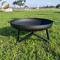 Table de repas d'extérieur avec foyer en métal rouillé, foyer circulaire, foyer à bois, foyer à bois, mobilier de patio