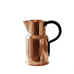 Pichet à eau moderne en cuivre 1,7 L – Carafe en métal écologique, faite à la main et durable pour le service de vin, bière, mariages et fêtes - Product Image 1