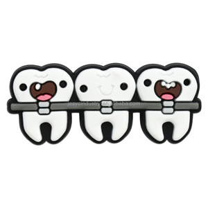 Vente en gros de chaussures dentaires de clinique dentaire breloques cadeaux promotionnels <span class=keywords><strong>dents</strong></span> brosse <span class=keywords><strong>à</strong></span> <span class=keywords><strong>dents</strong></span> dentistes décoration de chaussures sabots de <span class=keywords><strong>dents</strong></span> breloques - Product Image 4