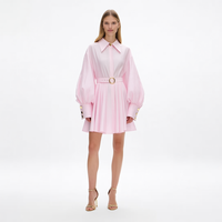 Nouvelle Robe Mini Plissée Rose Pâle à Col Chemise, Manches Longues Bouffantes, Ceinture et Boutons sur les Poignets, Coupe Évasée, Personnalisable, Vente en Gros pour Femmes