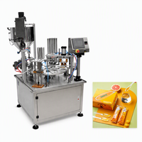 Machine de remplissage et de scellage rotative pour cuillères à miel, idéale pour les salons de thé, les hôtels, les petits-déjeuners, et l'emballage individuel de portions de miel en cuillères plastiques.