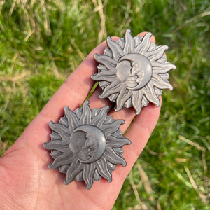 Disco <span class=keywords><strong>di</strong></span> Cristallo <span class=keywords><strong>Celeste</strong></span> in Ossidiana Argentata Naturale con Incisione Sole Luna 60-70mm per Protezione e Feng Shui Tradizionale - Product Image 4