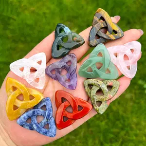 卸売天然水晶石アイリッシュノットローズ水晶彫刻三角形家の装飾用