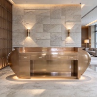 Comptoir de bar en acier inoxydable à double courbure personnalisé, comptoir de réception irrégulier, table de bar décorative en métal pour hôtel, hall commercial