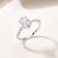 Bague ovale torsadée en argent S925 avec moissanite - Sertissage à quatre griffes avec bande torsadée et diamants pavés pour femme