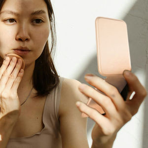 <span class=keywords><strong>Espejo</strong></span> de tocador compacto de cuero Pu <span class=keywords><strong>con</strong></span> logotipo personalizado al por mayor, <span class=keywords><strong>espejo</strong></span> de maquillaje de viaje plegable de bolsillo <span class=keywords><strong>para</strong></span> mujeres y <span class=keywords><strong>niñas</strong></span> - Product Image 3