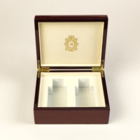 Boîte cadeau en bois brillant avec doublure en suède, insert en mousse, logo personnalisé, charnière métallique pour coffret de parfum et collection de marques haut de gamme