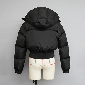 Veste matelassée noire OEM ODM pour femmes, veste courte rembourrée, manteaux en duvet pour femmes - Product Image 3