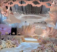 Décoration de plafond de mariage romantique sur mesure avec un design complet pour une décoration de mariage de rêve.