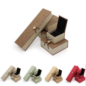 Boîtes à bijoux hautes en lin de style traditionnel avec logo personnalisé - Product Image 3