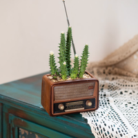 Nouveauté 2026 : Articles décoratifs créatifs et rétro en forme de radio pour pots de fleurs, objets artisanaux en résine multifonctionnels et personnalisés pour la maison