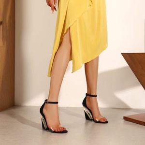 Sandalias de tacón alto con suela gruesa y correa de hebilla para mujer, ideales para verano y uso casual al aire libre. - Product Image 4