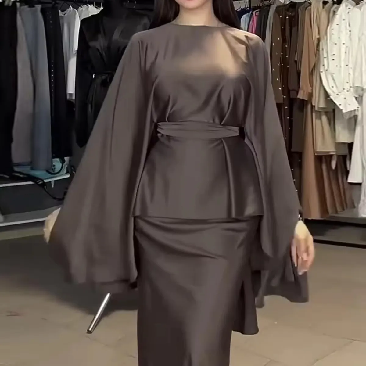 2024 nueva llegada Turquía Dubai Rusia mujeres modesto 2 piezas abaya conjunto satén seda Batwing caftán vestido