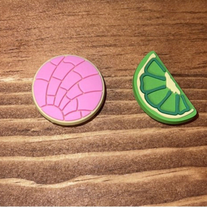 En stock : Breloques de chaussures en caoutchouc et silicone (fruits et plantes) – Fraise, Ananas, Pastèque, Pomme – pour Crocs et sabots - Product Image 5