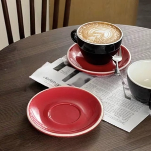 แก้วกาแฟเซรามิกเคลือบสีดำวินเทจพร้อมจานรองสีแดง - Product Image 1