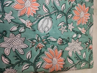 Tissu d'ameublement imprimé à la main vert doux avec bloc de main à imprimé floral Beau design avec des couleurs apaisantes au prix de gros