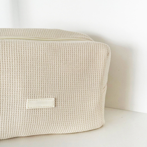 Pochette de toilette tendance à fermeture éclair personnalisée avec broderie, blanche, anti-salissure, en tissu gaufré - Product Image 3