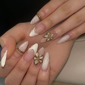 Faux ongles press-on blancs en dentelle, courts, en forme d'amande, avec motifs dorés sculptés, faits à la main - Product Image 1