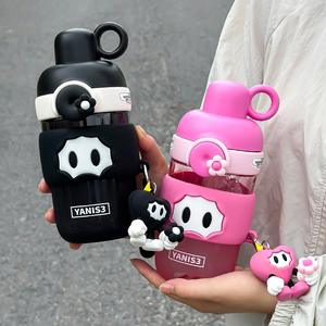 Botella de agua Yanis3 Tritan de 560 ml con diseño de dibujos animados para niñas, taza portátil de doble uso con pajita y llavero. - Product Image 4