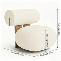 Fauteuil Boucle à structure en bois, design italien de luxe personnalisé, fauteuil individuel minimaliste inclinable pour salon de villa