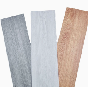 Tablón de vinilo SPC impermeable con acabado de roble de 5 mm, económico, para decoración del hogar con un presupuesto reducido. - Product Image 1