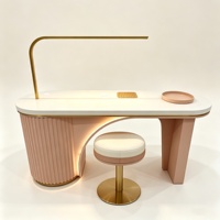 Table de manucure rose avec lampe LED demi-lune, poste de travail pour technicien(ne) d'onglerie, bureau de manucure pour salon de beauté avec accessoires assortis