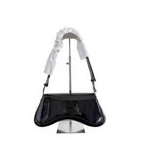 Bolso de Hombro de Cuero Charol Negro para <span class=keywords><strong>Mujer</strong></span>, Elegante Bolso de Mano con Solapa Curva y Correa Ajustable con Detalle Fruncido - Product Image 1