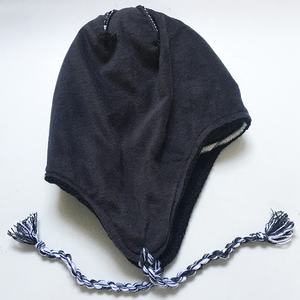 Catégorie de produit Bonnet rembourré en polaire à pompon garni à la mode et confortable - Product Image 1