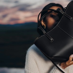 Bolso de hombro impermeable de PU para mujer, de marca de diseñador, color caramelo, informal, para la playa, de alta calidad, gran capacidad, multiusos. - Product Image 6